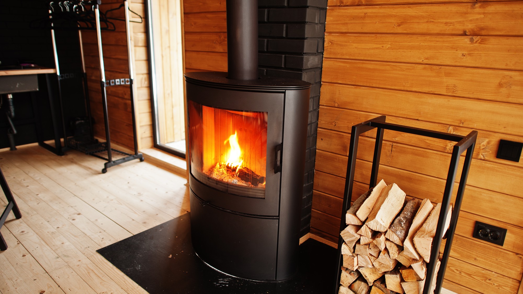 Drevo je unikátny obnoviteľný zdroj, ktorý vďaka svojej hustote a obsahu živíc dokáže premeniť slnečnú energiu uloženú v priebehu desaťročí na sálavé domáce teplo.