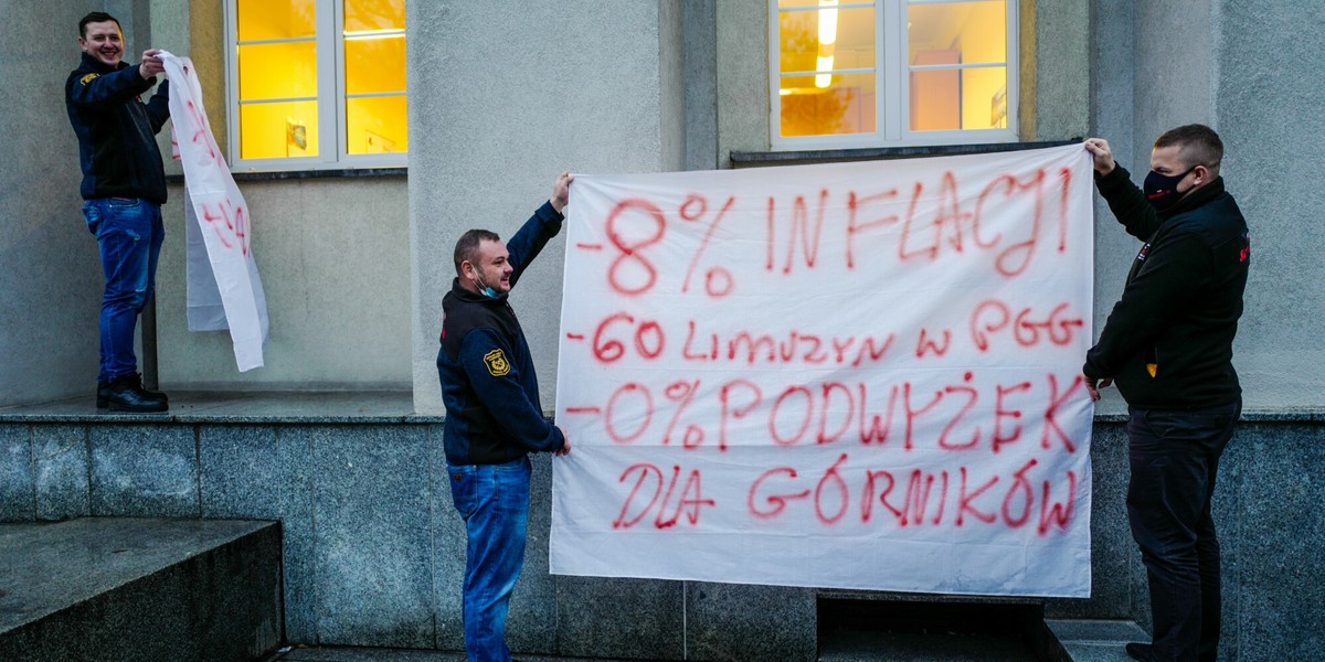 Protest górników z 20 grudnia 2021 r. Grupa związkowców wtargnęła do siedziby PGG w Katowicach, domagając się negocjacji płacowych.