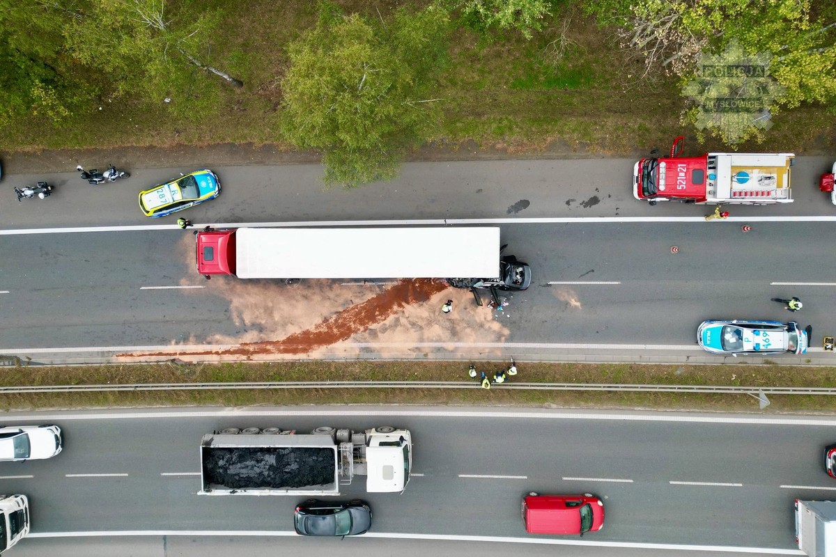 Skoda hits truck on S1 near Mysłowice, 27-year-old seriously injured