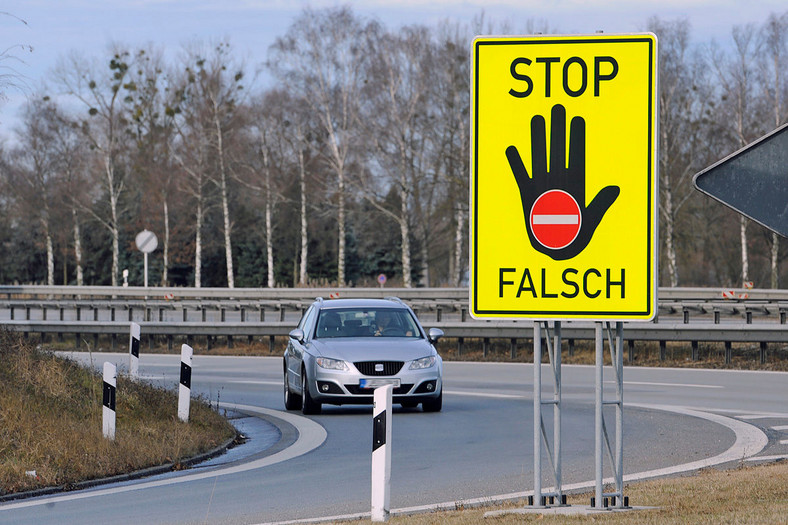 Znak ostrzegający przed wjazdem pod prąd w Niemczech