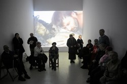 Kontrowersyjna wystawa oblana farbą