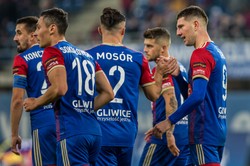 Piast lepszy do Wisły. Toril wykorzystał kuriozalny błąd Kieszka [WYNIKI I TABELA]