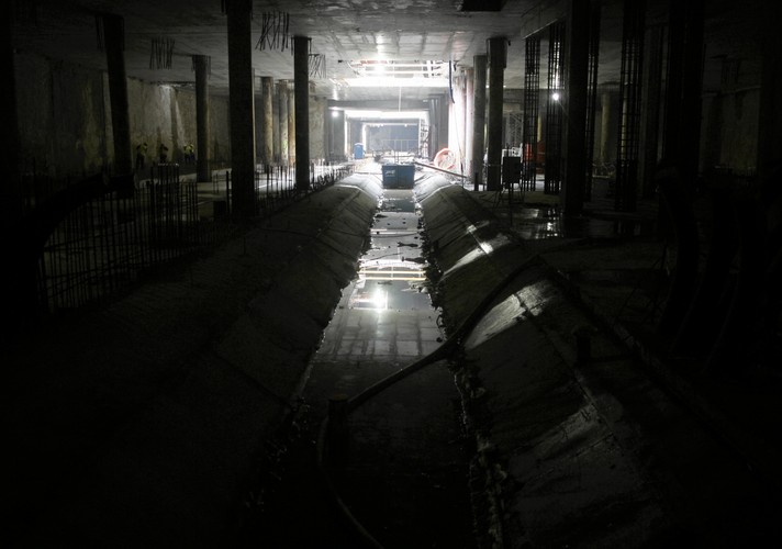 Realizacja stacji Stadion nie odbywa się jednak całkiem bez problemów. Choć nie zalała jej woda, jak kilka miesięcy wcześniej plac budowy stacji Powiśle, to spór pomiędzy kolejarzami z PKP utrudnia realizowanie harmonogramu budowy – donoszą media. Wykonawcy, którzy muszą wydrążyć tunel pod torami warszawskich pociągów na Powiślu, domagają się wstrzymania ruchu pociągów. PKP utrzymuje, że to sparaliżowałoby ruch.