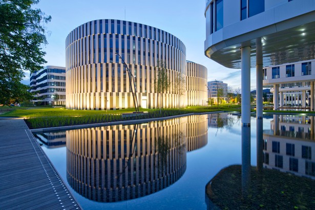 Nowoczesne biurowce zlokalizowane są na osi łączącej centrum miasta z lotniskiem Chopina. Bezpośrednia odległość do Business Garden z obwodnicy Warszawy S2 i autostrady A2 to mniej niż 2 km, lotnisko znajduje się 2,4 km od kompleksu, a centralny obszar biznesu – 5,8 km. Dodatkowo spod hotelu Sound Garden kursuje bezpłatny autobus dojeżdżający do lotniska. Rozbudowana sieć komunikacji miejskiej umożliwia sprawny dojazd do biurowców zarówno osobom mieszkającym w Warszawie, jak i tym z okolic – stacja Szybkiej Kolei Miejskiej znajduje się w odległości 5 minut drogi, a nieopodal swoje przystanki ma 6 linii autobusowych.