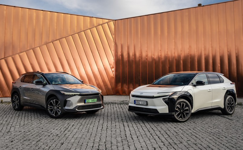 Toyota bZ4X - poprzednia i nowa