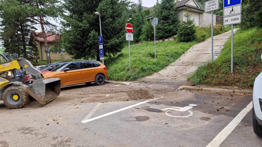 Ulice Dolného Kubína zaplavila prívalová voda.