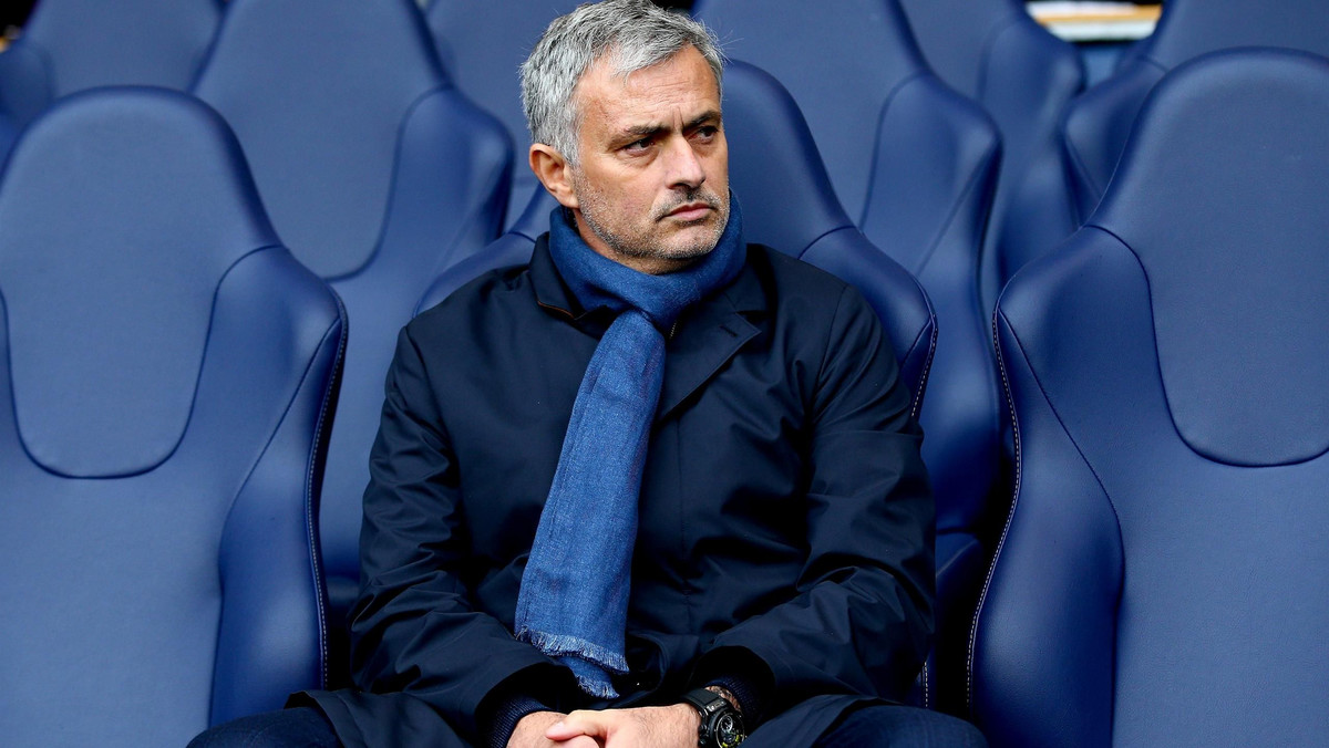 Jose Mourinho ma obecnie fatalną passę. Prowadzona przez niego Chelsea zawodzi i bardzo wiele osób z piłkarskiego środowiska korzysta z tego faktu, otwarcie krytykując portugalskiego menedżera. Swoje trzy grosze dołożył także Adrian Mutu, zarzucając byłemu przełożonemu kłamliwość.