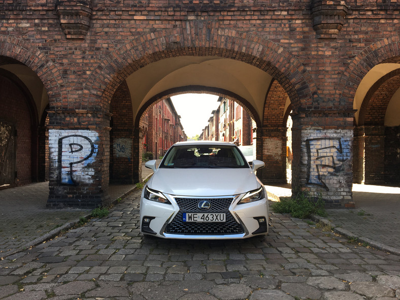 Lexus CT 200 h – coraz starrszy, i coraz tańszy