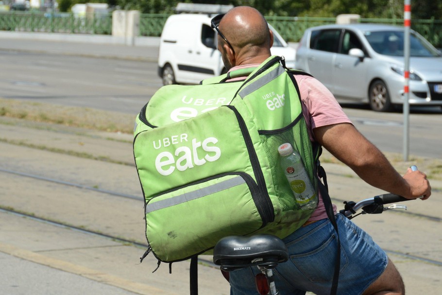 Uber Eats w czasie pandemii robi większe obroty niż tradycyjna aplikacja Ubera