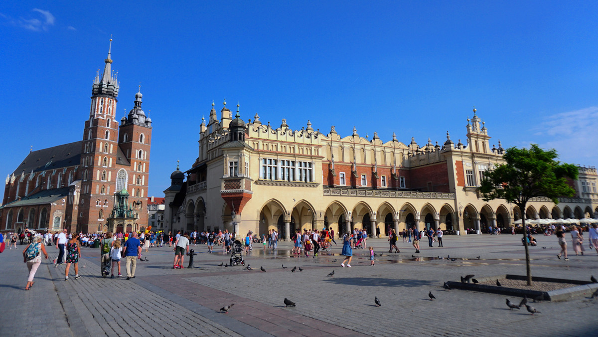 Jest niekwestionowaną wizytówką miasta i obowiązkowym punktem dla każdego turysty. Co jednak wiemy o historii Rynku Głównego w Krakowie? Przybliżamy jego dzieje.