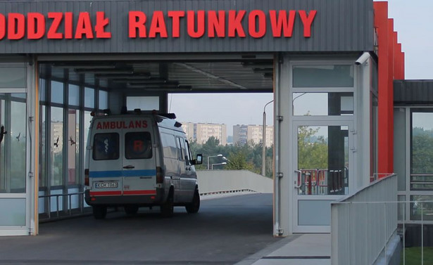 Karetka przy wjeździe do szpitala powiatowego w Chrzanowie