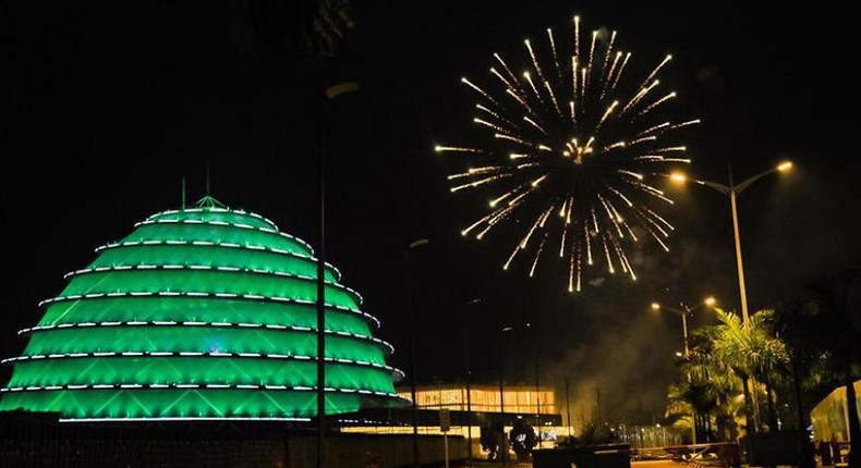 Feux d'artifice au-dessus du dôme multicolore du Kigali Convention Center.