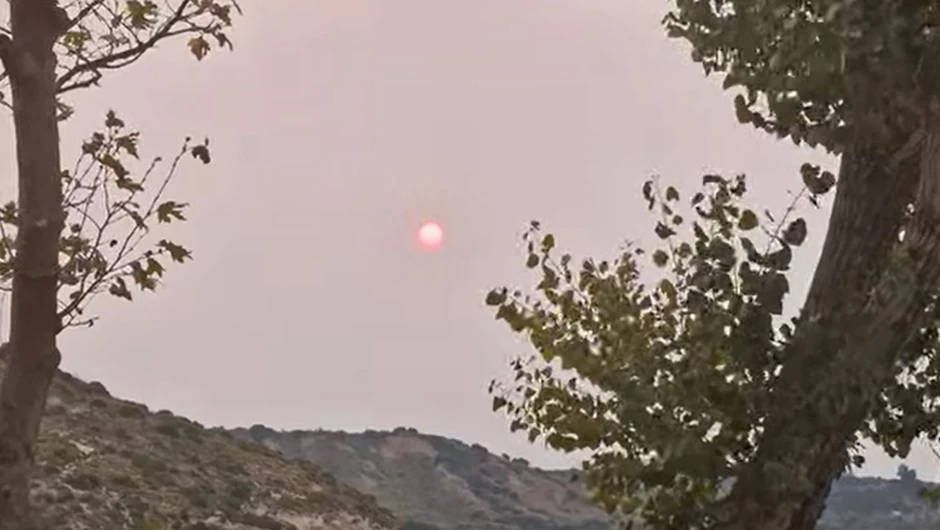 Crveno sunce na nebu punom dima - Kefalonija