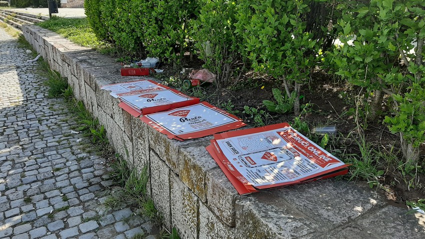 Smeće na keju u Nišu