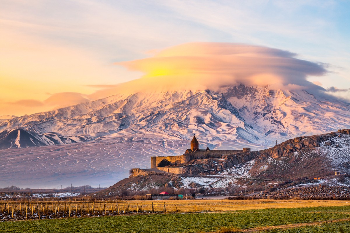 Armenia, widok na świętą górę Ormian - Ararat i klasztor Khor Virap