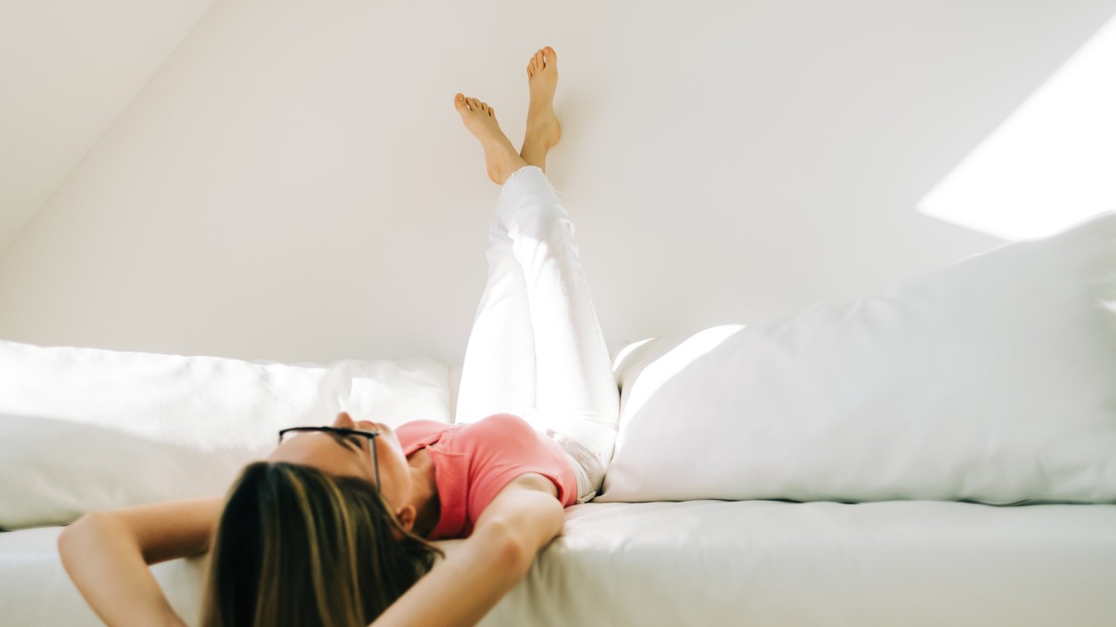 Každodenné vyloženie nôh do výšky pomáha pri mnohých fyzických ťažkostiach.