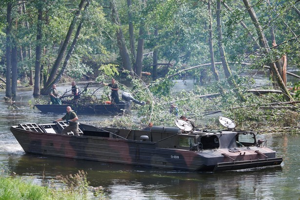 MON: W pomoc po nawałnicach zaangażowano blisko 400 żołnierzy