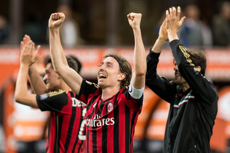 <b>8. AC Milan - wycena 856 mln dol.</b>
<br>
<br>
Przychody: 343 mln dol.
<br>
<br>
Zysk operacyjny: 47 mln dol. 
<br>
<br>
Kolejny słynny klub włoski. Milan jest też, obok argentyńskiego Boca Juniors, najbardziej utytułowanym zespołem w historii na szczeblu międzynarodowym (18 oficjalnych trofeów). Jako jedyny klub w historii 4 razy wygrywał na szczeblu ponadkontynentalnym – 3 razy w Pucharze Interkontynentalnym i raz w Klubowych Mistrzostwach Świata.