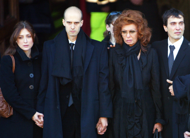 Sophia Loren con sus hijos en el funeral de Carlo Ponti