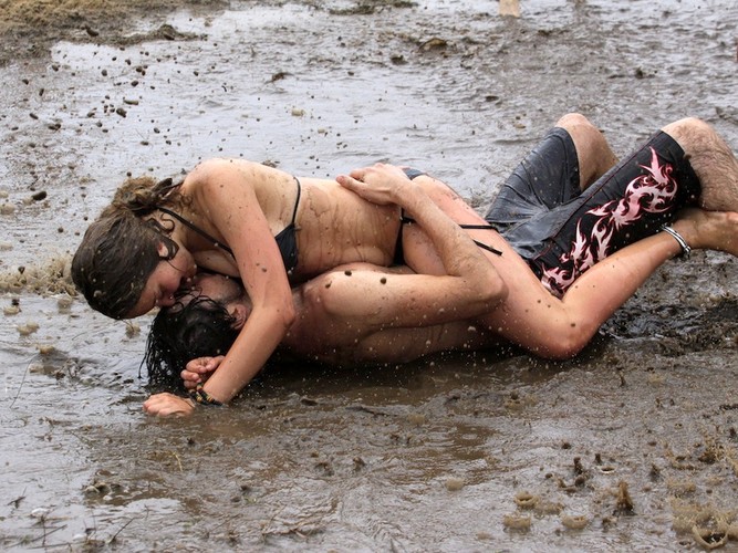 Inauguracyjne taplanie w błocie