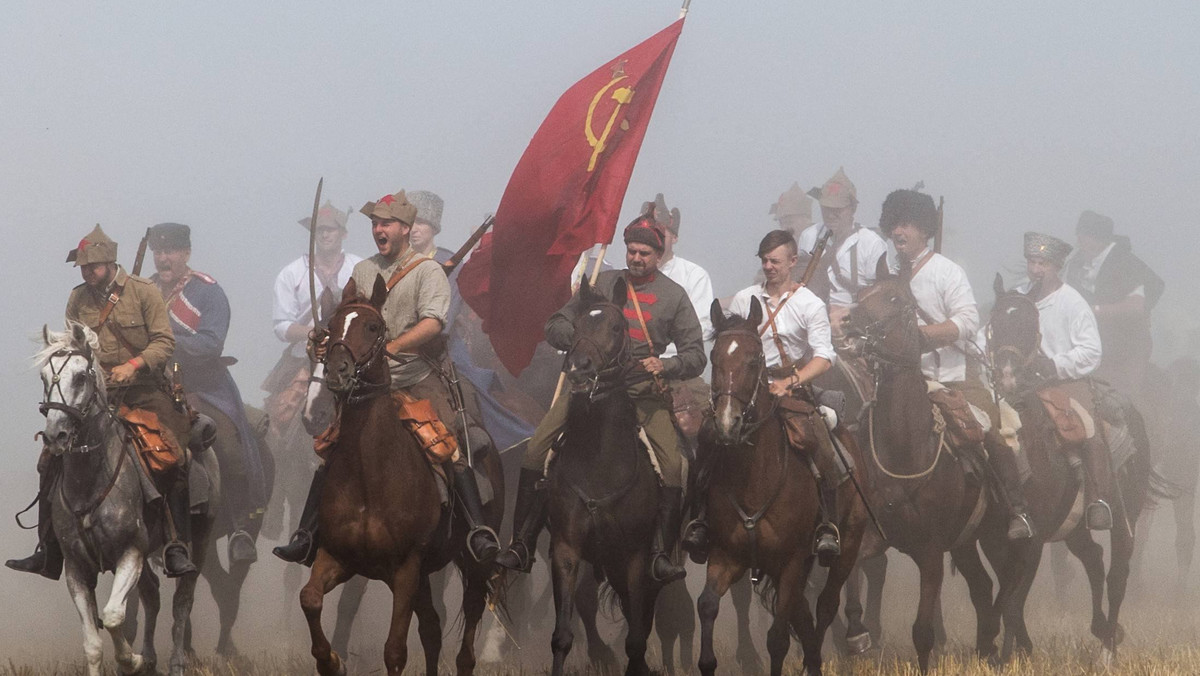 Pomnik chwały polskiej kawalerii stanie w miejscu bitwy pod Komarowem, stoczonej przez Polaków z bolszewikami w 1920 r., uważanej za jedno z największych starć jazdy w XX w. Wmurowano akt erekcyjny pod jego budowę.