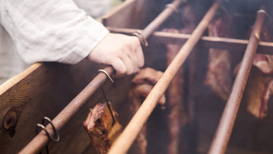 Wędzenie mięsa. Przed wędzeniem mięso warto zapeklować (zdjęcie ilustracyjne)