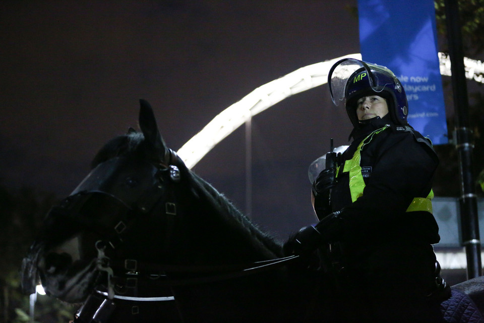 Angielska policjantka przed Wembley