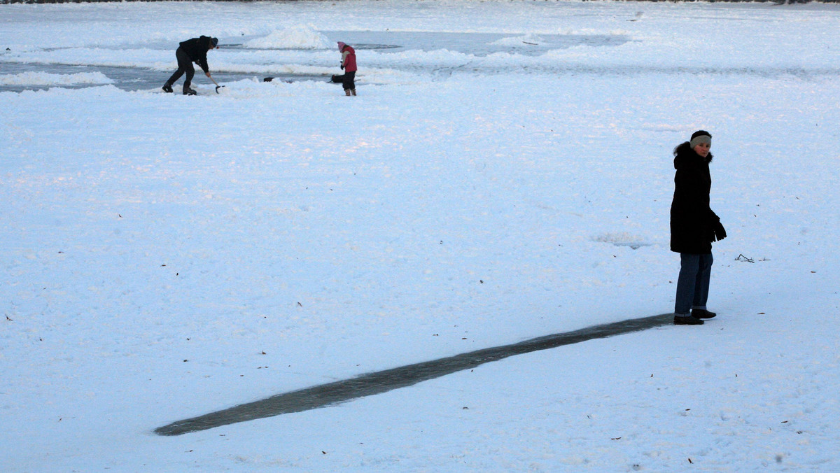 Utrzymujący się od kilku dni mróz powoduje, że spacerowicze i wędkarze podlodowi coraz częściej wchodzą na zamarzające jeziora, głównie na Warmii i Mazurach. Ratownicy przestrzegają, że lód jest jeszcze zbyt cienki. Przed zimą ruszyła akcja "Bezpieczna woda".