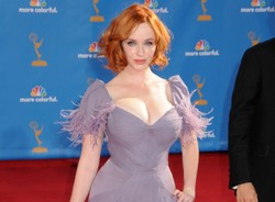 Biuściasta aktorka na ratunek kobietom o obfitych kształtach