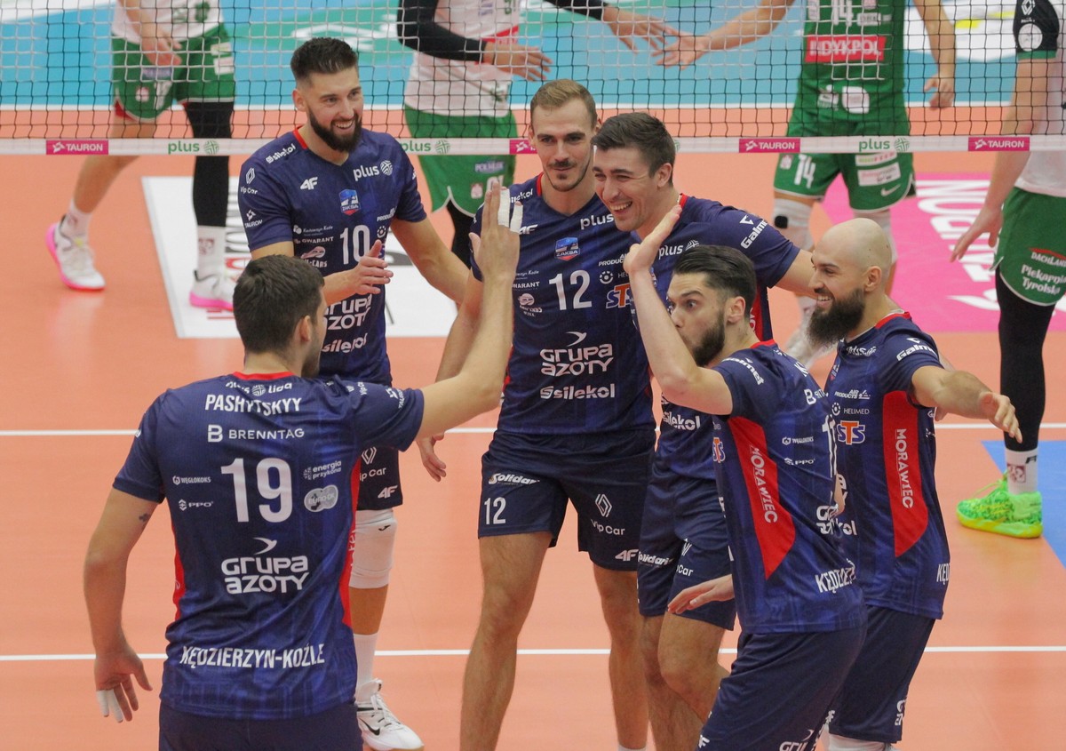 Radość zawodników Grupy Azotów ZAKSA Kędzierzyn-Koźle podczas meczu 3. kolejki Ekstraklasy siatkarzy z Indykpolem AZS Olsztyn