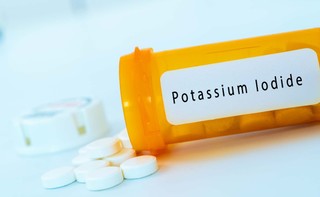 Jodek potasu trafił do samorządów: Jak wygląda jego dystrybucja i do czego służy?