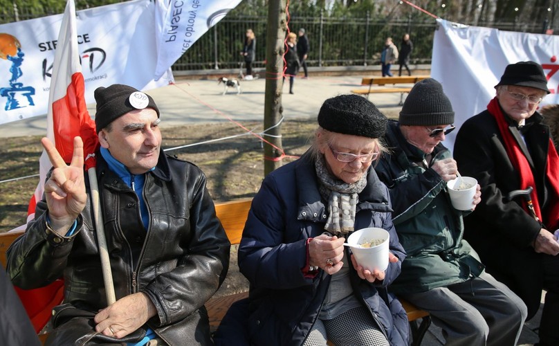 WIELKANOCNA DEMONSTRACJA KOMITETU OBRONY DEMOKRACJI PRZED KANCELARIĄ PREMIERA