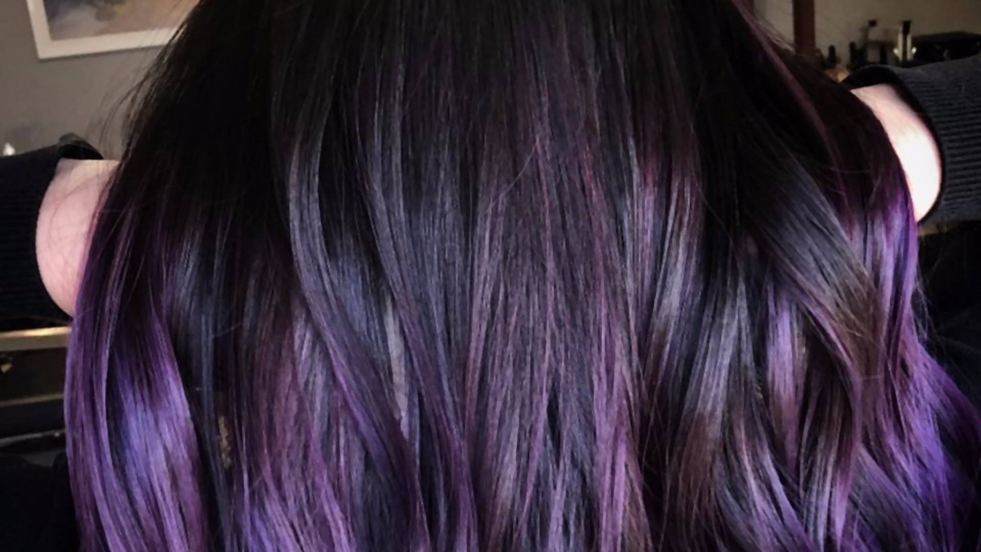 Jeżynowe włosy: idealny fiolet dla brunetek, które nie chcą rozjaśniać włosów