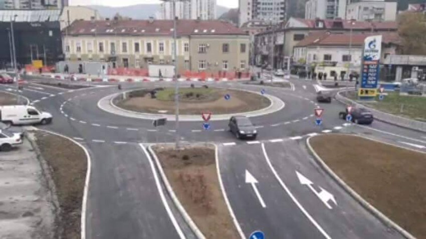 Drugi prekršaj: Iz kružnog toka izašao trakom sa ulazak u raskrsnicu