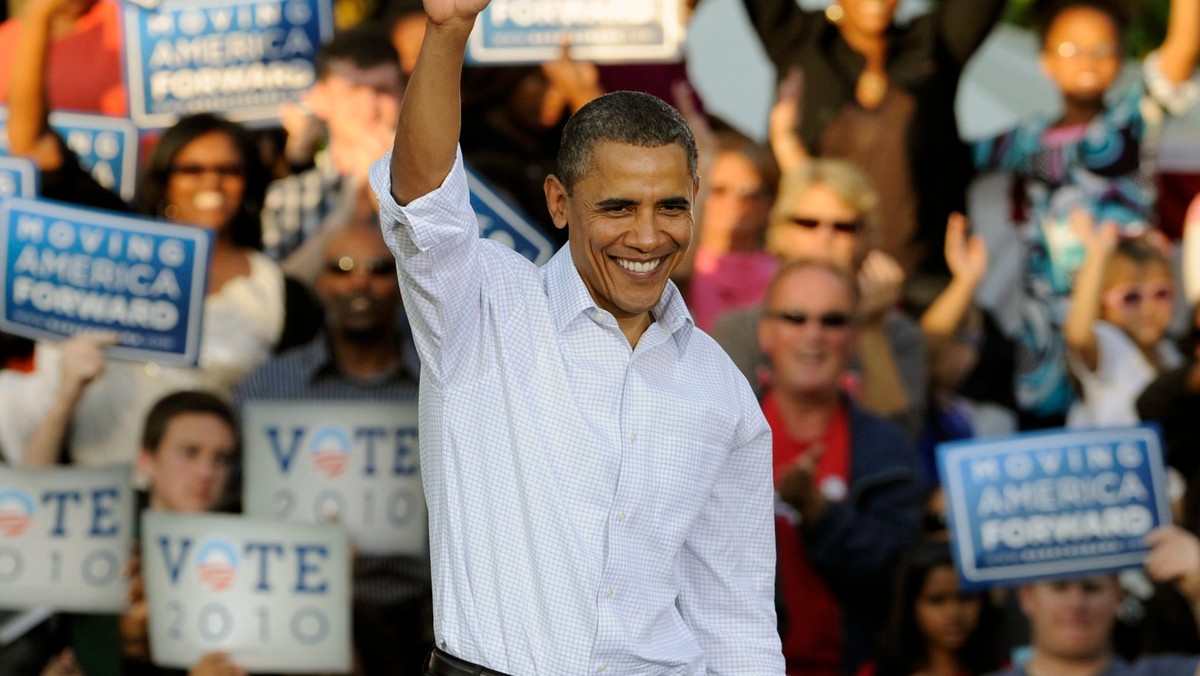 Podczas wiecu z udziałem prezydenta USA Baracka Obamy w Filadelfii doszło do niecodziennego wydarzenia. Nagi mężczyzna, który nie był zwolennikiem polityki prezydenta Stanów Zjednoczonych postanowił dać upust swojej frustracji rzucając w kierunku prezydenta książkę. Obama miał ogromne szczęście, książka dosłownie musnęła jego głowę - informuje serwis dailymail.co.uk.