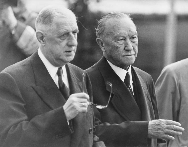 Prezydent Francji Charles De Gaulle i kanclerz Niemiec Zachodnich Konrad Adenauer na lotnisku w Bonn, wrzesień 1962 r.