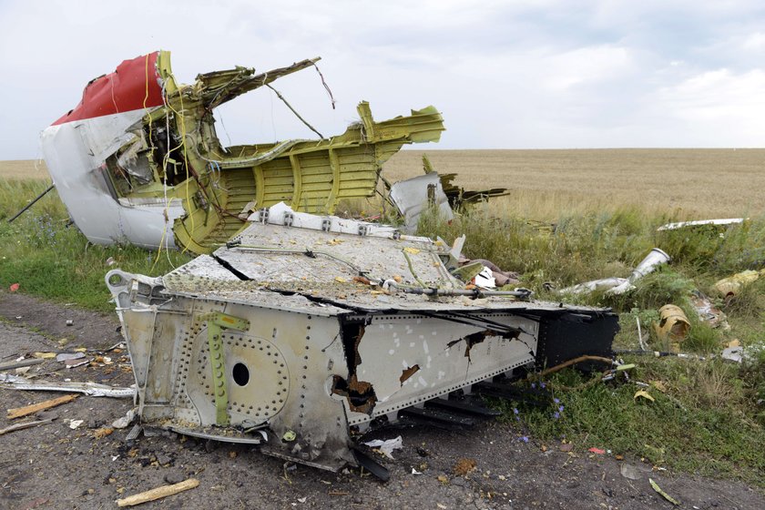 Części wraku boeinga 777 zestrzelonego na Ukrainie nieopodal Doniecka.