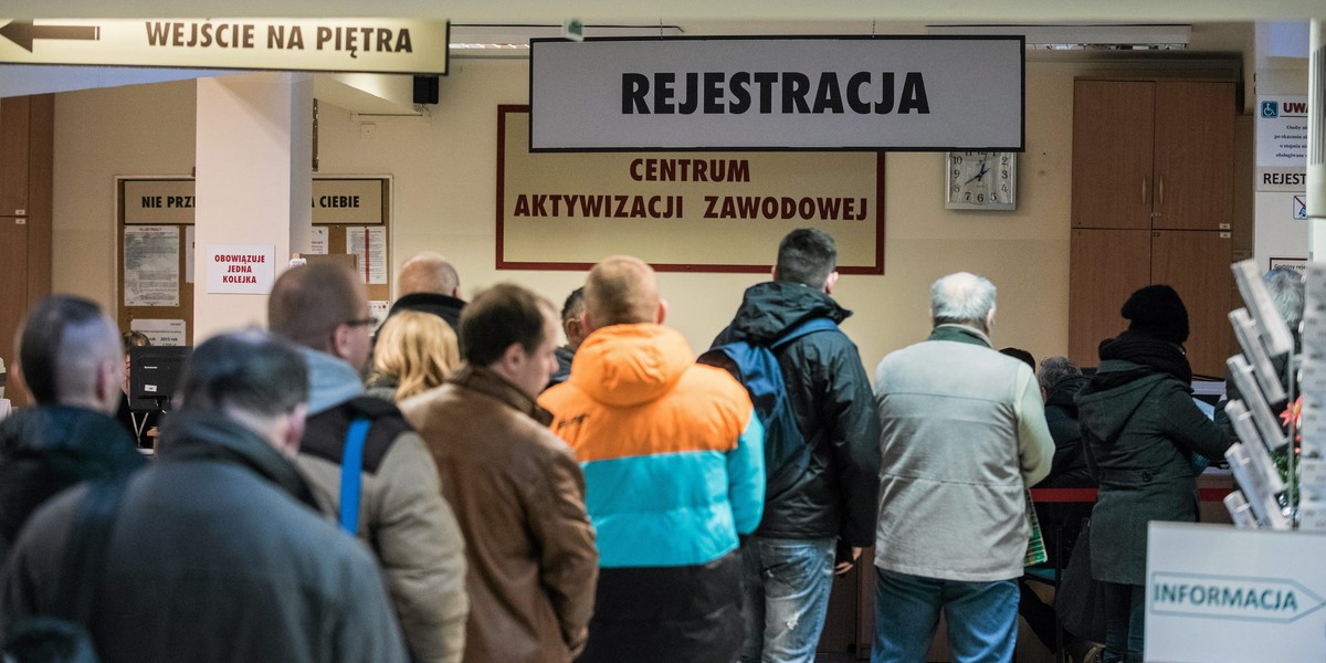 Skutki koronawirusa już wkrótce odczują pracownicy - czekają ich zwolnienia.  Zbudowane zespoły, relacje i współpraca bardzo ucierpią. Tam, gdzie jest szansa na zachowanie firmy, o przetrwaniu zdecyduje solidarność i skłonność do poświęceń w zabieganiu o istnienie przedsiębiorstwa ze strony pracodawców i pracowników - wskazują eksperci. 