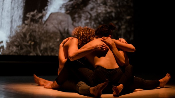 „Empty bodies - spektakl teatru tańca o rodzinnych relacji matki i dziecka