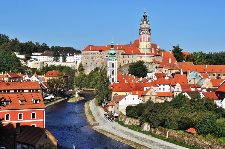 9. miejsce: Zamek w Czeskim Krumlovie - Zespół budowli, usytuowany na skale wznoszącej się stromo nad Wełtawą – jest drugim, co do zajmowanej powierzchni, zamkiem w Czechach, po praskich Hradczanach. Najstarsza część tzw. Hradek – Zameczek z potężną okrągłą wieżą pochodzi z połowy XIII wieku.