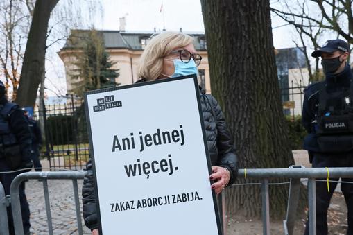 Protest pod hasłem Ani jednej więcej przed Trybunałem Konstytucyjnym w Warszawie. Protest przeciwników ograniczania dostępu do aborcji zorganizowany został po śmierci 30-letniej ciężarnej kobiety z Pszczyny.