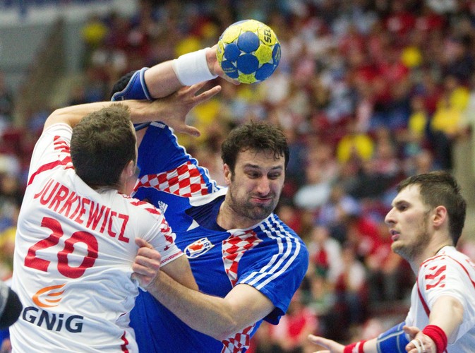 Mariusz Jurkiewicz i Igor Vori w starciu podczas meczu Polska - Chorwacja