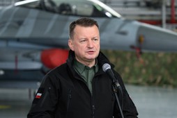 Minister obrony narodowej Mariusz Błaszczak podczas odprawy załóg samolotów F-35.