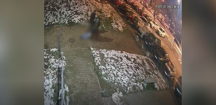 Ibrahimović i Ivanov otac vuku Ivanovo telo do automobila