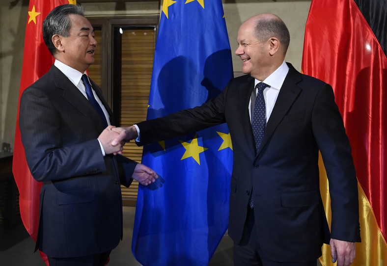Chiński dyplomata Wang Yi oraz kanclerz Olaf Scholz