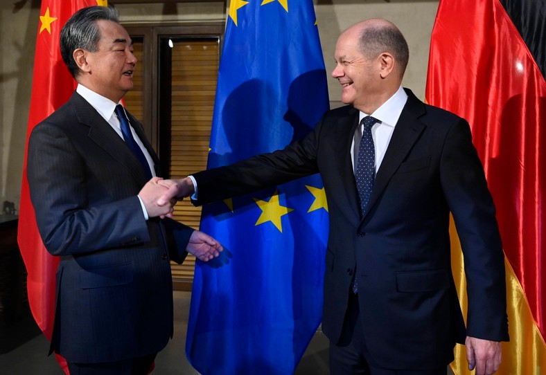 Chiński dyplomata Wang Yi oraz kanclerz Olaf Scholz