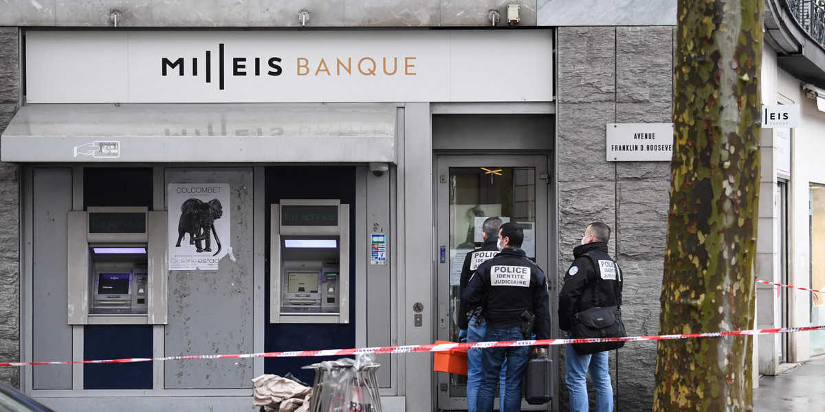 Brawurowy napad na bank w Paryżu. Napastnicy sterroryzowali klientów i pracowników placówki