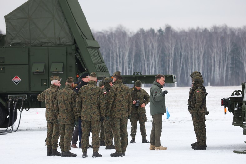 Wicepremier-minister obrony narodowej Mariusz Błaszczak (2P) obserwuje początek szkolenia 37. dywizjonu rakietowego obrony powietrznej z 3. Warszawskiej Brygady Rakietowej Obrony Powietrznej 