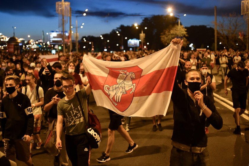 Niebezpieczne sceny na Białorusi. Tłumy na ulicach. Zablokowano miasto, wyłączono internet