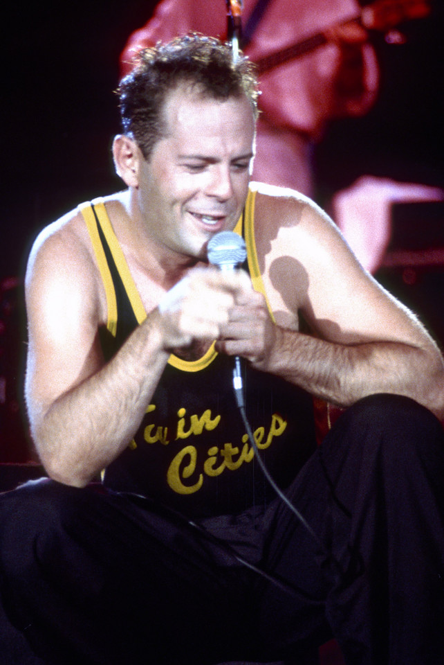 Bruce Willis na scenie w 1987 r.